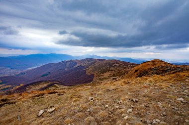 Karpatlar 'ın sonbahar zirvelerinin manzarası. Doğu Karpatlar, Polonya.