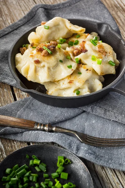 Pierogi Smażone Nadzieniem Mięsnym Posypane Skwarkami Żeliwnej Patelni — Zdjęcie stockowe