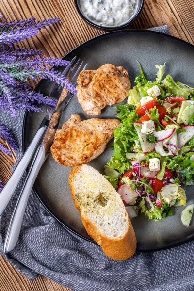 닭고기 고기와 도마도 샐러드 식생활 — 스톡 사진