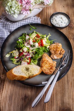Izgara tavuk eti ve taze sebze salatası, marul, roka, turp, salatalık ve domates. Diyet yemek..