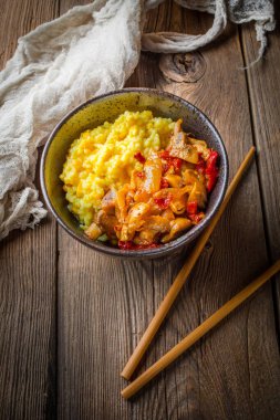 Tahta masada tavuk ve sebzeli safran pilavı..