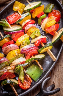 Dökme demir tavada sebze şişleri..