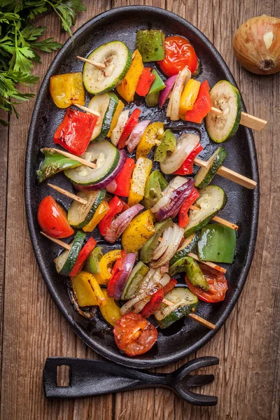 Brochetas Verduras Una Sartén Hierro Fundido —  Fotos de Stock