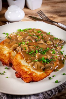 Tahta masada mantar soslu çıtır patatesli krep..