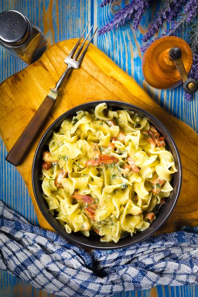 Massa Com Salsicha Queijo Uma Tigela Preta Uma Mesa Madeira — Fotografia de Stock