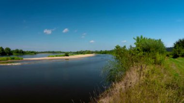 Vistula Nehri 'nde güneşli bir gün. Peyzaj zaman çizelgesi.