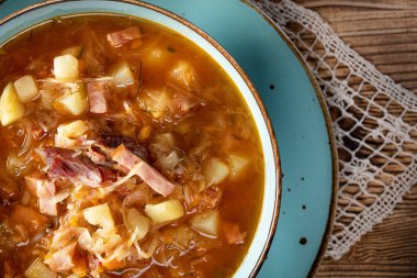 Ahşap masada geleneksel lahana çorbası..