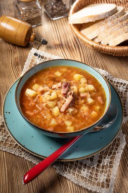 Ahşap masada geleneksel lahana çorbası..