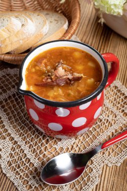 Ahşap masada geleneksel lahana çorbası..