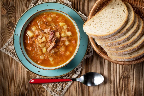 Zuppa Cavolo Tradizionale Sul Tavolo Legno — Foto Stock