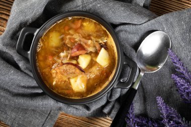 Geleneksel Rus ekşi lahana çorbası ahşap masada. Seçici odak.