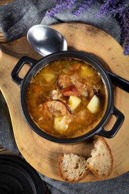 Geleneksel Rus ekşi lahana çorbası ahşap masada. Seçici odak.