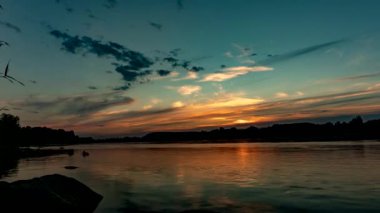 Vistula Nehri 'nde gün batımı. Huysuz ışık.