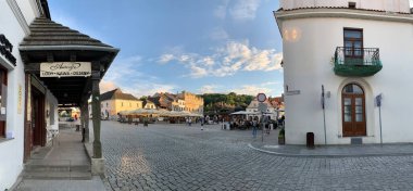 KAZIMIERZ DOLNY, POLAND - Eylül 02, 2020: Eski kasaba meydanı.