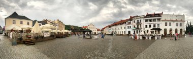 KAZIMIERZ DOLNY, POLAND 26 AĞUSTOS 2020: Eski kasaba meydanı.