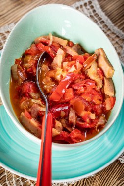 Lecho - biberli ve sosisli lezzetli Macar güveci.