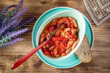 Lecho - biberli ve sosisli lezzetli Macar güveci.