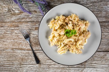 Lahana turşulu makarna ve pastırma. Seçici odak.