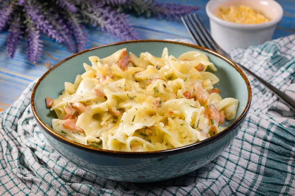 Tagliatelle Musgo Carbonara Tigela Mesa Madeira Profundidade Campo Rasa — Fotografia de Stock