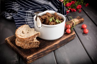 Seramik kapta sığır eti güveci. Seçici odak.