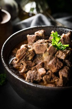 Kasede sığır güveci. Koyu ışık.