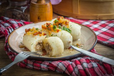 Tahta masada kıyma ile doldurulmuş patates köftesi.. 