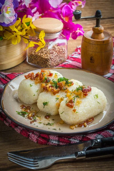Tahta masada kıyma ile doldurulmuş patates köftesi.. 