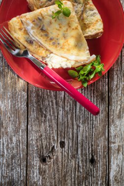 Ricotta peynirli krep ve kuşüzümü reçeli. Lezzetli krepler, ince krepler..