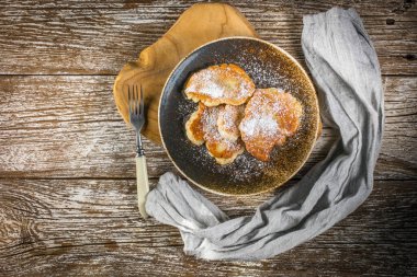 Elma, süt ve undan yapılmış tatlı krepler. Üst görünüm.