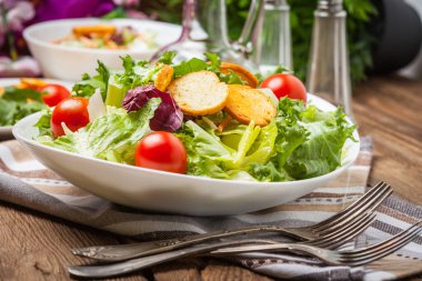 Beyaz kase karışık salata. Seçici odak.