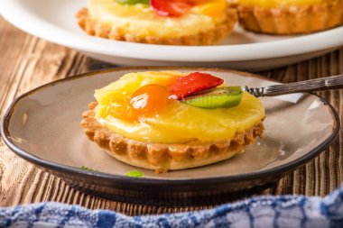 Çilek, ananas ve kivi ile taze karışık meyve tart. Seçici odak.