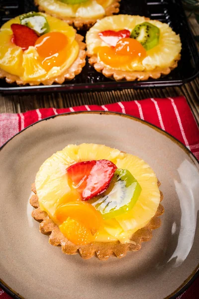 Crostata Frutta Fresca Mista Con Fragole Ananas Kiwi Focus Selettivo — Foto Stock