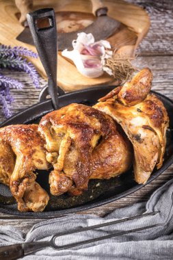 Çeyrek kızarmış tavuk ve dökme demir tava. Seçici odak.