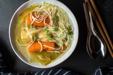 Erişte ve sebze ile lezzetli ev suyu.