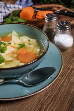 Çorba. Erişteli tavuk çorbası..