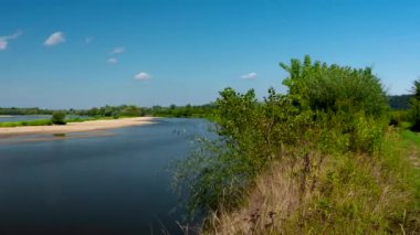 Vistula Nehri 'nde güneşli bir gün. Peyzaj zaman çizelgesi.