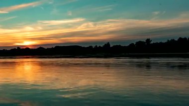 Vistula Nehri 'nde gün batımı. Huysuz ışık.