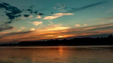 Vistula Nehri 'nde gün batımı. Huysuz ışık.