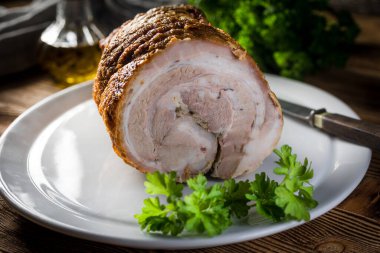 Beyaz tabakta baharatlı domuz pastırması..