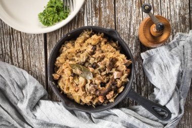 Bigos, dökme demir tavada servis edilen geleneksel bir Polonya lahana turşusu..