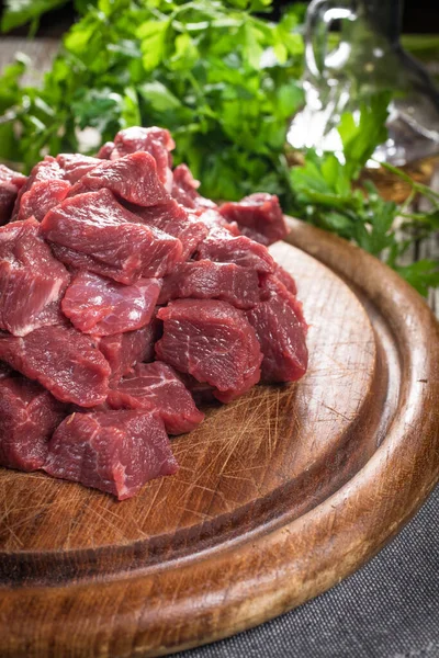 Guisado Carne Preparada Uma Tábua Corte Foco Seletivo — Fotografia de Stock