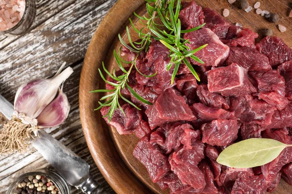 Guisado Carne Preparada Uma Tábua Corte Foco Seletivo — Fotografia de Stock