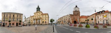 LUBLİN, POLAND 27 AĞUSTOS 2020: Krakow Kapısı ve Lublin Belediye Binası.