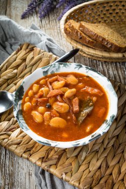 Domates soslu fasulye, pastırma ve sosis. Seçici odak.