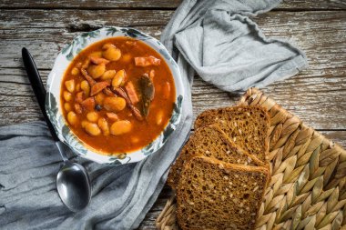 Domates soslu fasulye, pastırma ve sosis. Seçici odak.