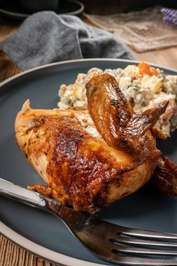 Geleneksel Rus salatasıyla servis edilen kızarmış tavuk. Lezzetli ve besleyici bir yemek..