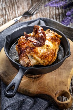Kaliteli demir tavada servis edilen kızarmış tavuk..