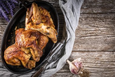 Çeyrek kızarmış tavuk ve dökme demir tava. Seçici odak.