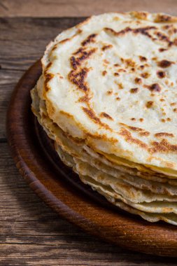 Bir yığın maya krepi. Geleneksel parlatıcı krep.