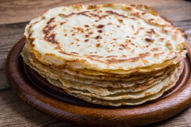 Bir yığın maya krepi. Geleneksel parlatıcı krep.